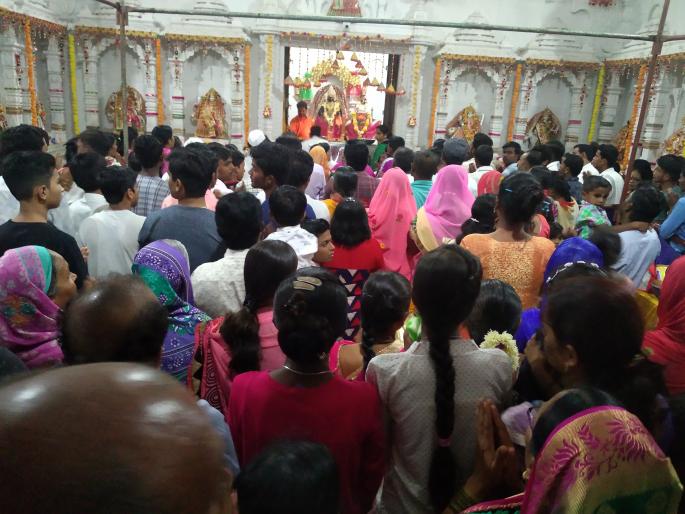 The crowd of devotees for Vindhyaswini Mata's darshan | विंध्यवासिनी मातेच्या दर्शनासाठी भाविकांची गर्दी The crowd of devotees for Vindhyaswini Mata's darshan | विंध्यवासिनी मातेच्या दर्शनासाठी भाविकांची गर्दी