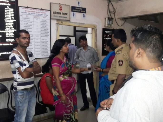 Two group clash in Reservation ticket house at Dombivli railway station | डोंबिवली रेल्वे स्थानकात आरक्षण तिकिट घरात दोन गटात हाणामारी Two group clash in Reservation ticket house at Dombivli railway station | डोंबिवली रेल्वे स्थानकात आरक्षण तिकिट घरात दोन गटात हाणामारी