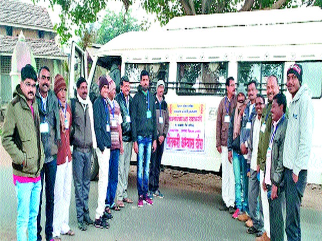 Farmers leave on a study tour | शेतकरी अभ्यास दौºयावर रवाना