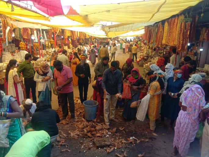 Coconut crushing machine off; Crowd of devotees at the entrance | नारळ फोडण्याचे मशीन बंद; प्रवेशद्वारावरच भाविकांची गर्दी Coconut crushing machine off; Crowd of devotees at the entrance | नारळ फोडण्याचे मशीन बंद; प्रवेशद्वारावरच भाविकांची गर्दी