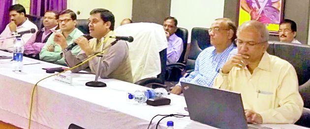The supervisory system should first learn to self | पर्यवेक्षीय यंत्रणेने प्रथम स्वत: शिकावे The supervisory system should first learn to self | पर्यवेक्षीय यंत्रणेने प्रथम स्वत: शिकावे