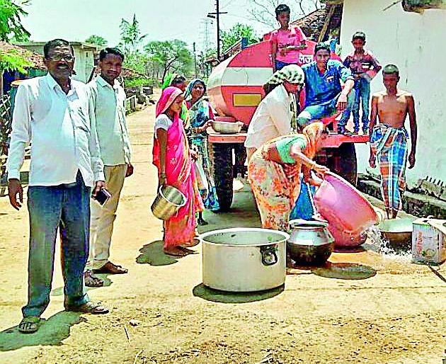 Descriptive water distribution | धमदीटोलावासीयांची पाण्यासाठी वणवण Descriptive water distribution | धमदीटोलावासीयांची पाण्यासाठी वणवण