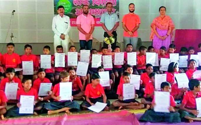 Distribution of caste certificates to students | विद्यार्थ्यांना जात प्रमाणपत्रांचे वाटप Distribution of caste certificates to students | विद्यार्थ्यांना जात प्रमाणपत्रांचे वाटप