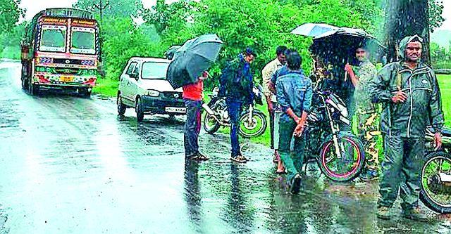 Failure of vehicleholder with blockade | नाकेबंदीने वाहनधारक धास्तावले Failure of vehicleholder with blockade | नाकेबंदीने वाहनधारक धास्तावले
