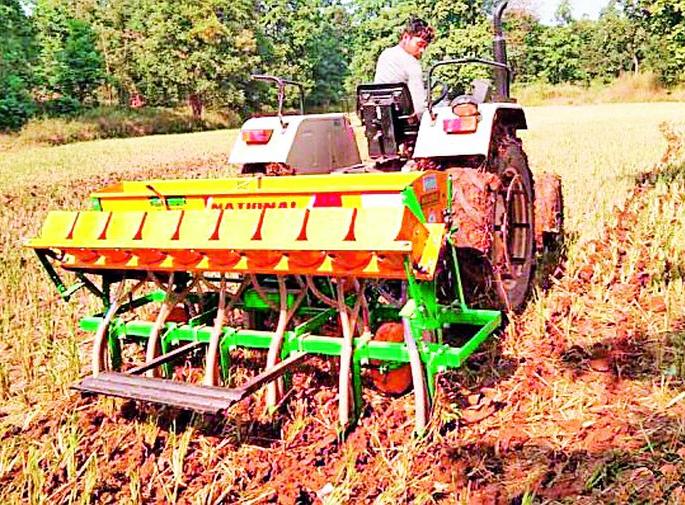 Sowing Rabi season by machine | यंत्राद्वारे रबी हंगाम पेरणी