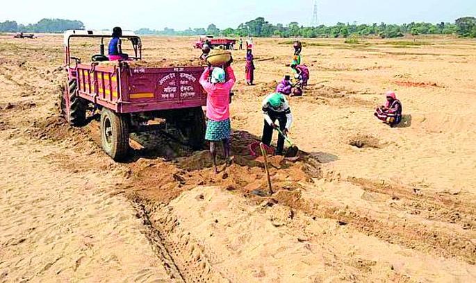 7 crore revenue from 10 sand dunes | १० रेतीघाटांमधून सात कोटींचा महसूल 7 crore revenue from 10 sand dunes | १० रेतीघाटांमधून सात कोटींचा महसूल