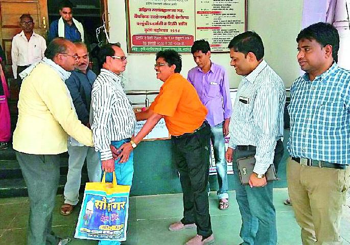 Zip checking Employees' Listings | खिसे तपासणीने जि.प. कर्मचाऱ्यांची तारांबळ