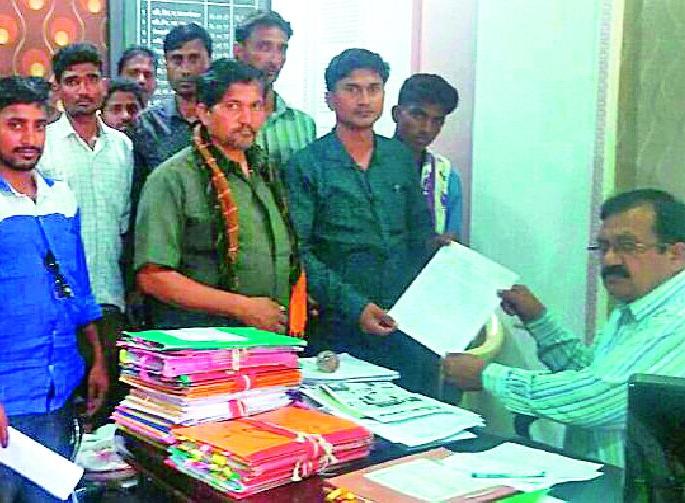 Cover the white passenger trains | पांढऱ्या प्रवासी गाड्यांना आवर घाला