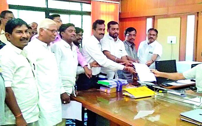 Kunbi community attacked the District Collector | कुणबी समाजाची जिल्हा कचेरीवर धडक Kunbi community attacked the District Collector | कुणबी समाजाची जिल्हा कचेरीवर धडक