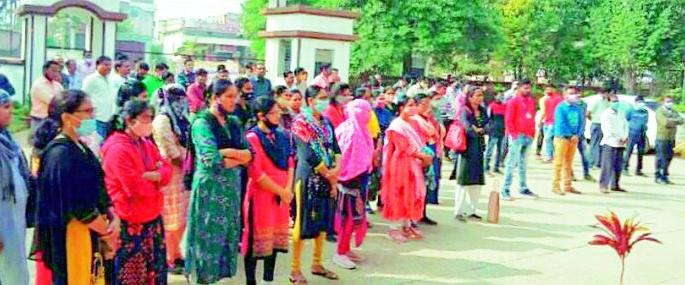 Gandwana University stalled due to strike by employees | कर्मचाऱ्यांच्या कामबंद आंदाेलनाने गाेंडवाना विद्यापीठाचे कामकाज ठप्प