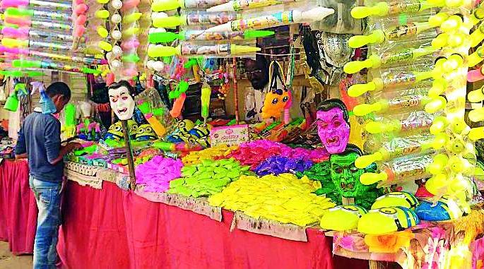 Demand for water bluffs for fluttering | धुलिवंदनासाठी पाण्याच्या फुग्यांना मागणी Demand for water bluffs for fluttering | धुलिवंदनासाठी पाण्याच्या फुग्यांना मागणी