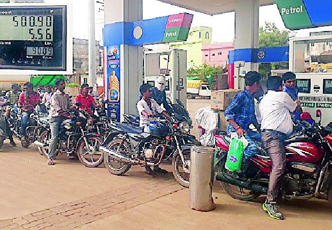 Petrol cars in the district crossed the ninety nine | जिल्ह्यात पेट्रोलने केली नव्वदी पार Petrol cars in the district crossed the ninety nine | जिल्ह्यात पेट्रोलने केली नव्वदी पार