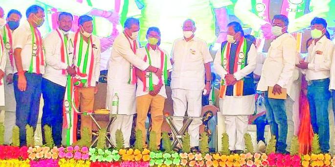 Do not fertilize the party that creates the valley | दरी निर्माण करणाऱ्या पक्षाला खतपाणी घालू नका Do not fertilize the party that creates the valley | दरी निर्माण करणाऱ्या पक्षाला खतपाणी घालू नका