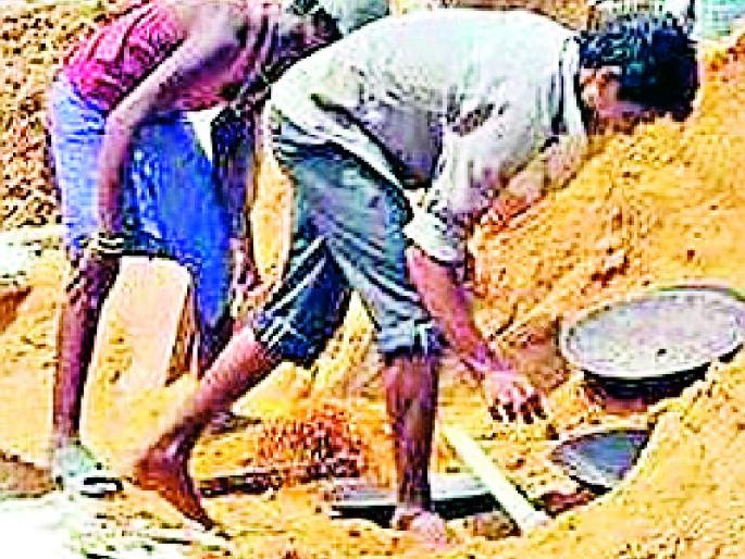 Robbery of labor by brokers | दलालांकडून कामगारांची लूट Robbery of labor by brokers | दलालांकडून कामगारांची लूट