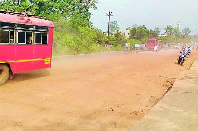 Fly on the highway | महामार्गावर उडतो धुराळा Fly on the highway | महामार्गावर उडतो धुराळा