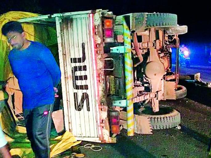 A miniature reversal slowed traffic on the Armory Road | मिनीट्रक उलटल्याने आरमोरी मार्गावरील वाहतूक खोळंबली A miniature reversal slowed traffic on the Armory Road | मिनीट्रक उलटल्याने आरमोरी मार्गावरील वाहतूक खोळंबली