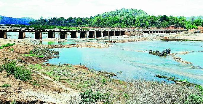Convert the old bridge over Pearlkota into a dam | पर्लकोटावरील जुन्या पुलाचे बंधाऱ्यात रूपांतर करा Convert the old bridge over Pearlkota into a dam | पर्लकोटावरील जुन्या पुलाचे बंधाऱ्यात रूपांतर करा