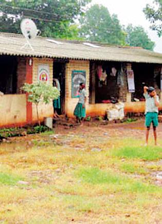 Half of the students in ashram schools | आश्रमशाळांमध्ये निम्मेच विद्यार्थी Half of the students in ashram schools | आश्रमशाळांमध्ये निम्मेच विद्यार्थी