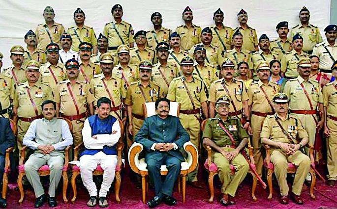 Gallantry Medal of eight police officers in Gadchiroli | गडचिरोलीच्या आठ पोलिसांना शौर्यपदक Gallantry Medal of eight police officers in Gadchiroli | गडचिरोलीच्या आठ पोलिसांना शौर्यपदक