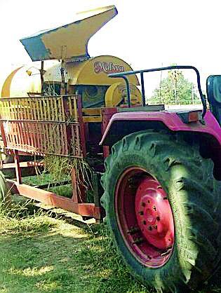 Death of the driver stuck in the cottage | मळणीयंत्रात अडकून चालकाचा मृत्यू Death of the driver stuck in the cottage | मळणीयंत्रात अडकून चालकाचा मृत्यू