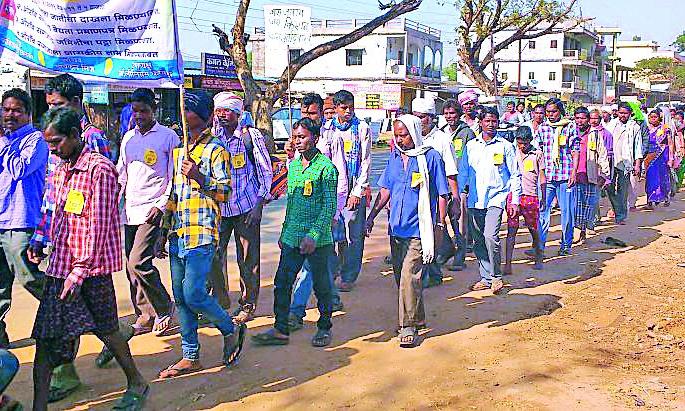 The Orao tribe's District Collector's office | ओराव जमातीची जिल्हाधिकारी कार्यालयावर धडक The Orao tribe's District Collector's office | ओराव जमातीची जिल्हाधिकारी कार्यालयावर धडक