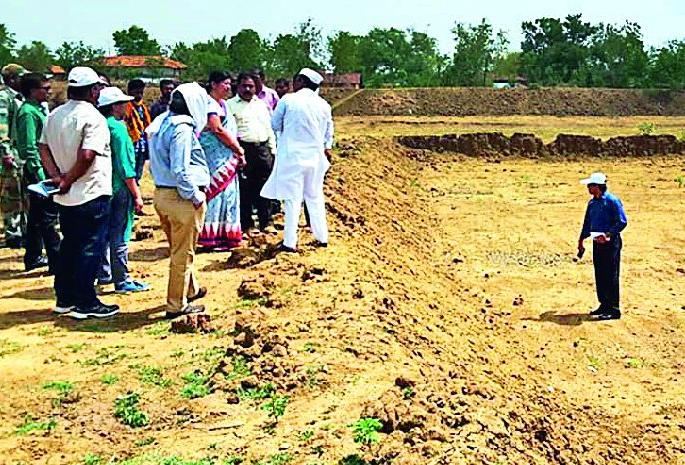 Will Roeigho get the right wages? | रोहयोच्या कामावर योग्य मजुरी मिळेल का ? Will Roeigho get the right wages? | रोहयोच्या कामावर योग्य मजुरी मिळेल का ?