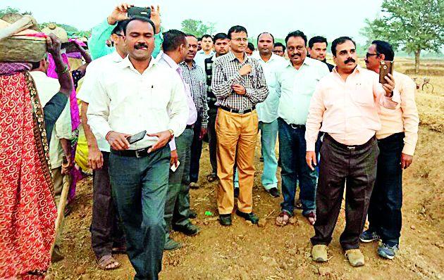 The Secretariat inspected the work of Rohini | सचिवांनी केली रोहयोच्या कामांची पाहणी The Secretariat inspected the work of Rohini | सचिवांनी केली रोहयोच्या कामांची पाहणी