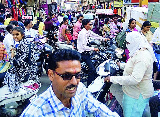Driving traffic due to four wheelers | चारचाकी वाहनांमुळे वाहतुकीची कोंडी Driving traffic due to four wheelers | चारचाकी वाहनांमुळे वाहतुकीची कोंडी