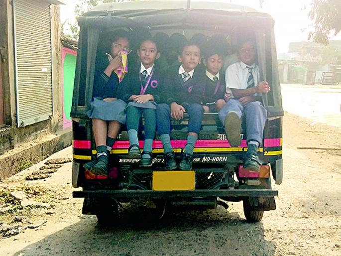 The transportation of students started again after being put in vehicles | वाहनांमध्ये कोंबून विद्यार्थ्यांची वाहतूक पुन्हा झाली सुरू The transportation of students started again after being put in vehicles | वाहनांमध्ये कोंबून विद्यार्थ्यांची वाहतूक पुन्हा झाली सुरू