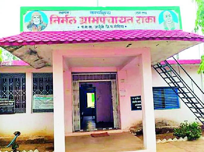 Raise money by showing laborers | मजुरांना कामावर दाखवून पैशांची उचल Raise money by showing laborers | मजुरांना कामावर दाखवून पैशांची उचल