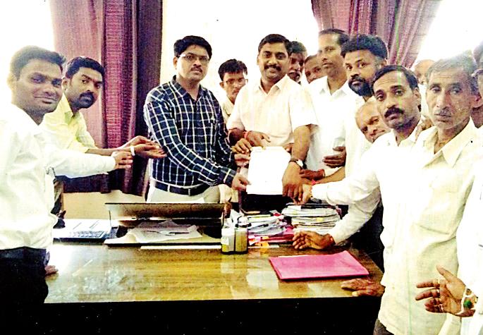 Make the district declare drought | जिल्हा दुष्काळग्रस्त घोषित करा Make the district declare drought | जिल्हा दुष्काळग्रस्त घोषित करा