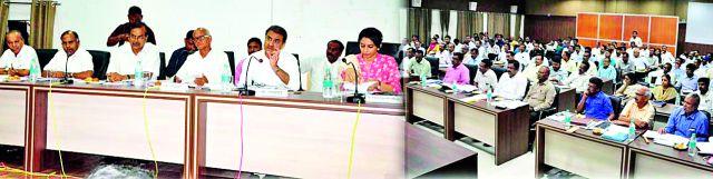 Patel and Kukde questions are out of the authorities | पटेल, कुकडेंच्या प्रश्नांवर अधिकारी निरुत्तरीत