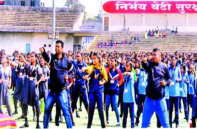 Girls should ensure their safety | मुलींनी आपली सुरक्षा स्वत: सुनिश्चीत करावी Girls should ensure their safety | मुलींनी आपली सुरक्षा स्वत: सुनिश्चीत करावी