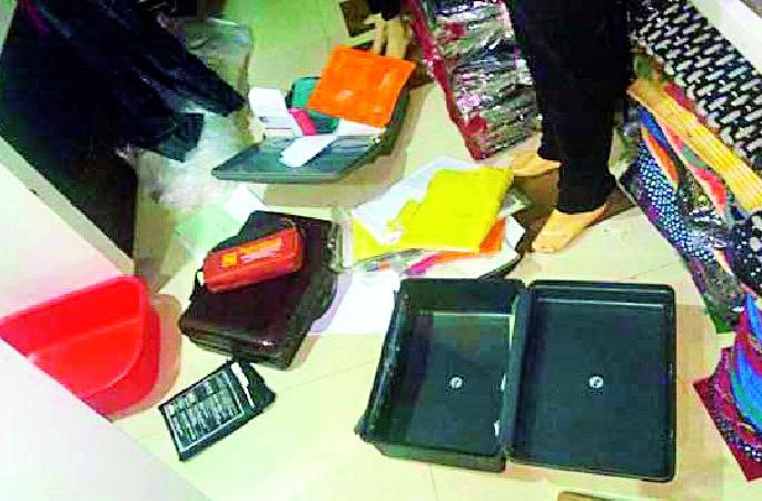 Daring bullies in bold market | वर्दळ असलेल्या बाजारपेठेत धाडसी चोरी Daring bullies in bold market | वर्दळ असलेल्या बाजारपेठेत धाडसी चोरी