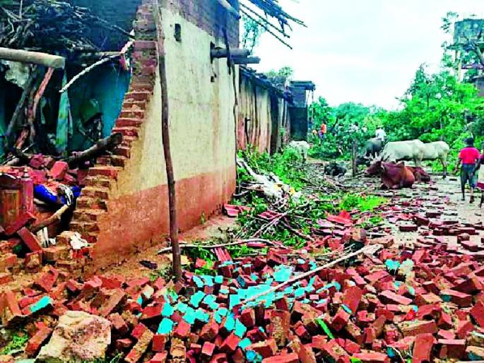 Lack of rupees loss due to cyclone | चक्रीवादळामुळे लाखो रुपयांचे नुकसान Lack of rupees loss due to cyclone | चक्रीवादळामुळे लाखो रुपयांचे नुकसान