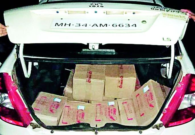 A smuggling vehicle seized | दारुची तस्करी करणारे वाहन जप्त A smuggling vehicle seized | दारुची तस्करी करणारे वाहन जप्त