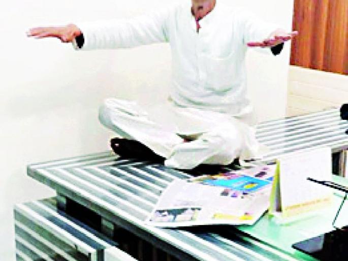 The movement of the GP member to the table of the chairperson | जि.प.सदस्याचे सभापतीच्या टेबलावर ठिय्या आंदोलन The movement of the GP member to the table of the chairperson | जि.प.सदस्याचे सभापतीच्या टेबलावर ठिय्या आंदोलन