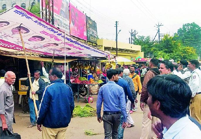 Invalid hoardings begin to be removed | अवैध होर्डिंग्स काढण्यास सुरूवात Invalid hoardings begin to be removed | अवैध होर्डिंग्स काढण्यास सुरूवात