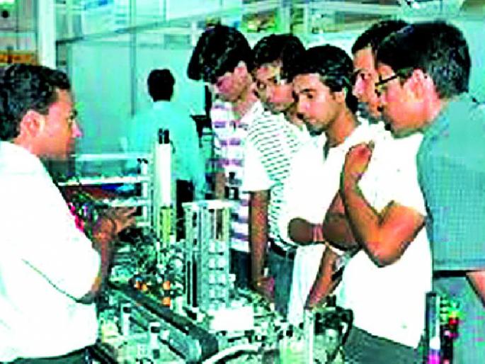 Lessons for students by professional change | व्यावसायिक बदलानुसार विद्यार्थ्यांना धडे Lessons for students by professional change | व्यावसायिक बदलानुसार विद्यार्थ्यांना धडे