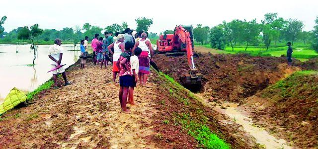 Water entered into the field by the canal | कालवा फुटून शेतात शिरले पाणी Water entered into the field by the canal | कालवा फुटून शेतात शिरले पाणी