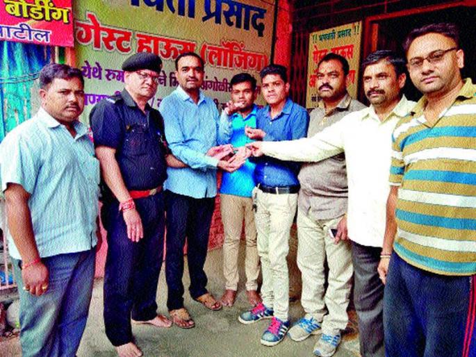 Return the gold honestly on the Saptashringagad | सप्तशृंगगडावर प्रामाणिकपणे सोने परत Return the gold honestly on the Saptashringagad | सप्तशृंगगडावर प्रामाणिकपणे सोने परत