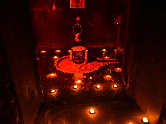 Ancient Gondeshwar temple lit by thousands of lamps | हजारो दिव्यांनी उजळले पुरातन गोंदेश्वर मंदिर Ancient Gondeshwar temple lit by thousands of lamps | हजारो दिव्यांनी उजळले पुरातन गोंदेश्वर मंदिर