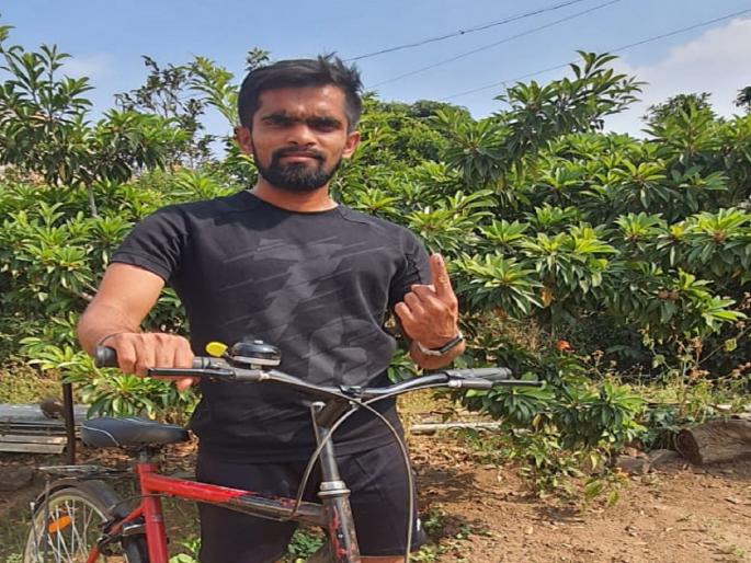 A 140 km bicycle journey of a young man from Sangli to vote, gave a special message | gram panchayat election: मतदानासाठी सांगलीतील तरुणाचा १४० किलोमीटरचा सायकल प्रवास, दिला खास संदेश