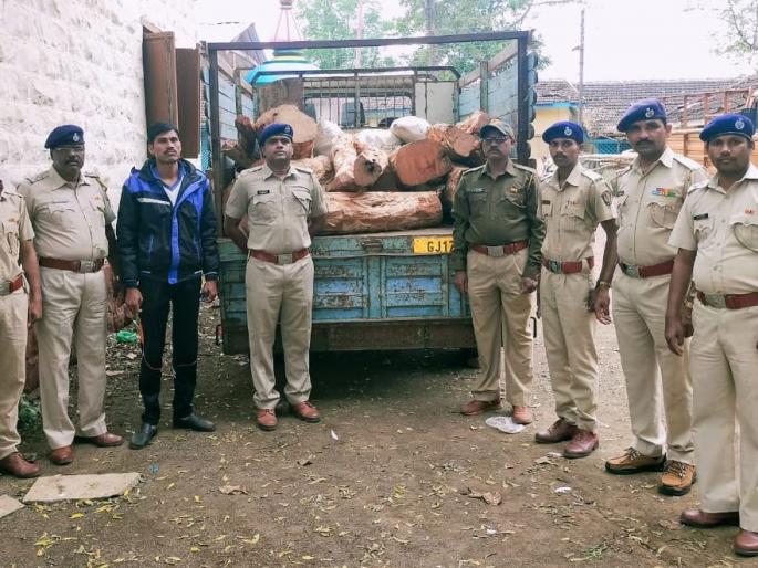 Khaira's illicit traffic 'break' | खैराच्या अवैध वाहतुकीला ‘ब्रेक’ Khaira's illicit traffic 'break' | खैराच्या अवैध वाहतुकीला ‘ब्रेक’