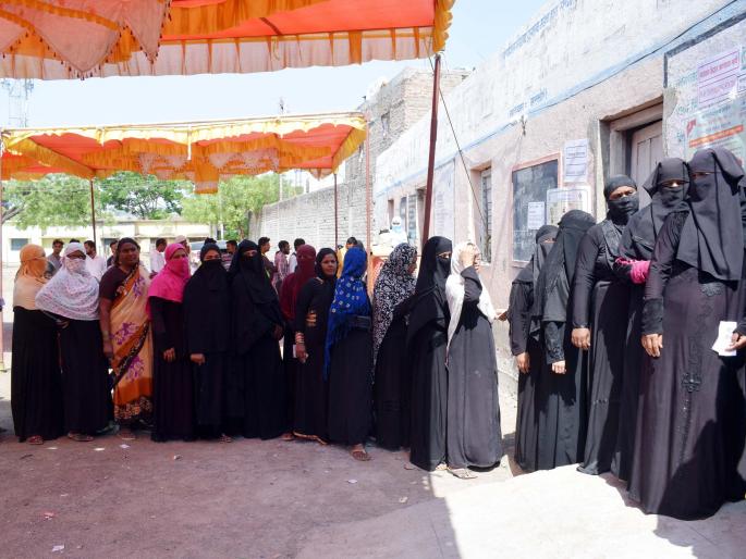 64% voting in summers of summer; Hingoli voters appeared enthusiasm! | उन्हाच्या कडाक्यातही ६४% मतदान; हिंगोलीच्या मतदारांत दिसला उत्साह! 64% voting in summers of summer; Hingoli voters appeared enthusiasm! | उन्हाच्या कडाक्यातही ६४% मतदान; हिंगोलीच्या मतदारांत दिसला उत्साह!