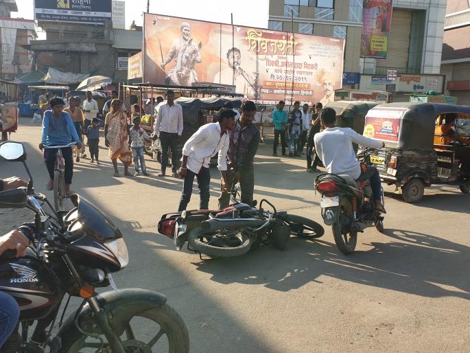 Hingoli city's traffic problem became serious | हिंगोली शहरातील वाहतुकीचा प्रश्न बनला गंभीर  Hingoli city's traffic problem became serious | हिंगोली शहरातील वाहतुकीचा प्रश्न बनला गंभीर