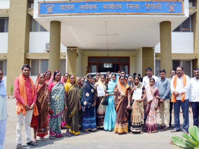 Ranaragini aggressor for liquor | दारूबंदीसाठी रणरागिणी आक्रमक Ranaragini aggressor for liquor | दारूबंदीसाठी रणरागिणी आक्रमक