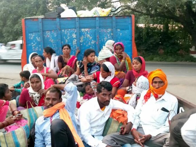 Hundreds of laborers migrate to harvest sugarcane | ऊस तोडणीसाठी शेकडो मजुरांचे स्थलांतर Hundreds of laborers migrate to harvest sugarcane | ऊस तोडणीसाठी शेकडो मजुरांचे स्थलांतर