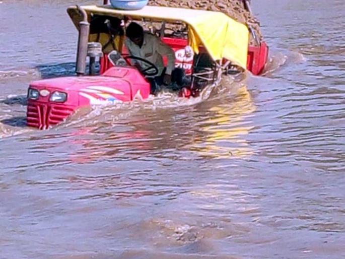  Tractor stuck in river bed | नदीपात्रात अडकले ट्रॅक्टर