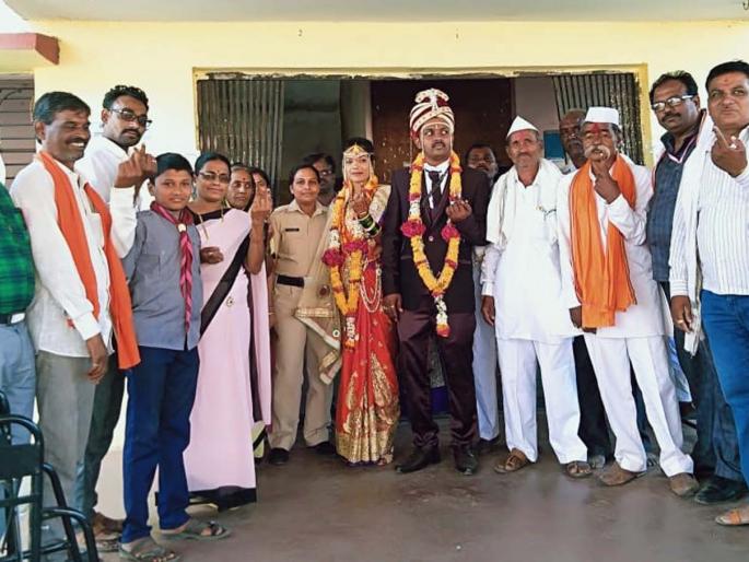 Polling done by bridegroom at Kondur | कोंढूर येथे नववधूने केले मतदान Polling done by bridegroom at Kondur | कोंढूर येथे नववधूने केले मतदान